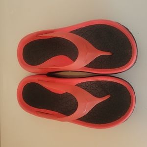 HOKA one one womens size 8 recovery flip flops